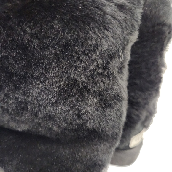 UGG Australia Patten Black Sheepskin Suede Short Boots Sz US 9 - Picture 8 of 14